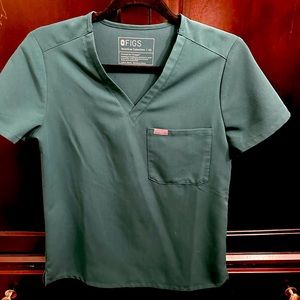 Figs forest green top xs